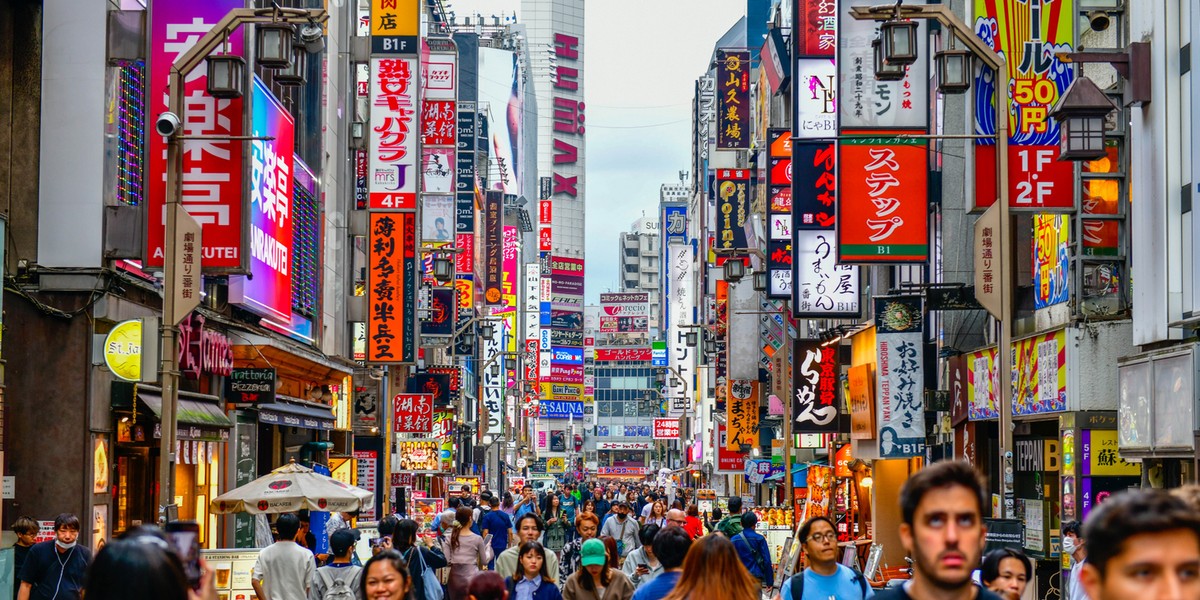 Po raz pierwszy od ponad trzydziestu lat Japonia straciła status największego wierzyciela na świecie, mimo że jej aktywa międzynarodowe osiągnęły niespotykany dotąd poziom, jak poinformowało we wtorek japońskie Ministerstwo Finansów. Tytuł lidera przesunął się w stronę Niemiec, a Chiny zajmują trzecie miejsce. Ulica w Tokio