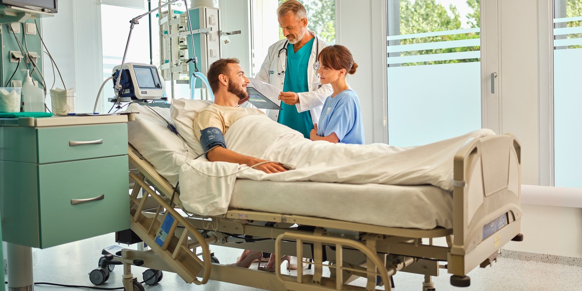 Coraz większa tendencja osób wybierających prywatne konsultacje lekarskie odzwierciedla rosnącą potrzebę szybkiego, dokładnego i wygodnego dostępu do usług opieki zdrowotnej, w tym tych świadczonych przez szpitale. Prywatne ubezpieczenie zdrowotne, takie jak LUX MED Hospital Insurance – Full Care, może sprostać tym wymaganiom, oferując szeroki wachlarz usług, specjalistycznych zabiegów oraz pomoc w organizacji i koordynacji opieki. Prywatne ubezpieczenia zdrowotne cieszą się coraz większą popularnością – korzysta z nich obecnie prawie 5 milionów Polaków.