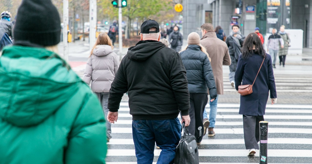 Piątki i poniedziałki to dni, które kosztują firmy najwięcej. Tendencja ta rośnie Polacy biorą L4 w poniedziałki i piątki, firmy tracą przez to pieniądze /Dawid Wolski/East News /East News