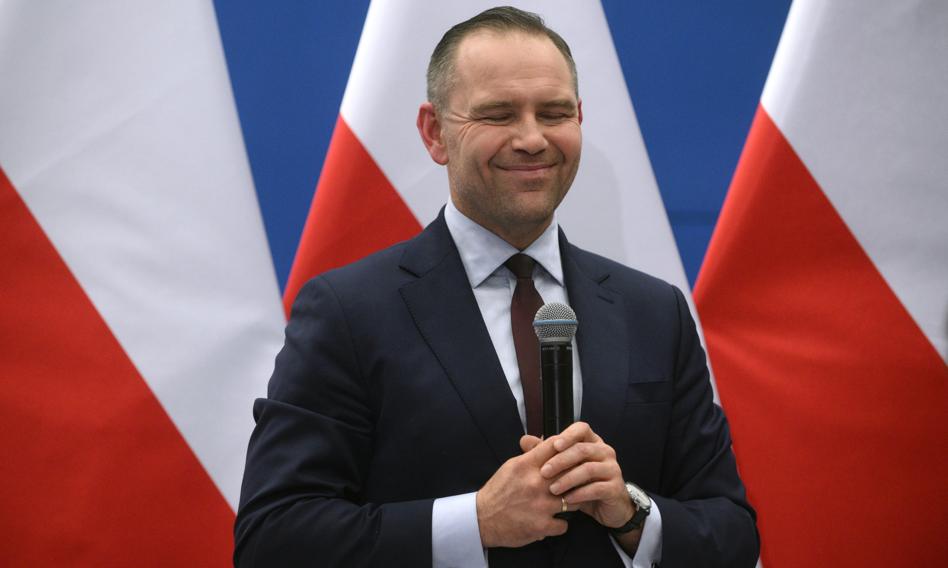 Starszy pan, którego mieszkanie zajmował Karol Nawrocki, został przyjęty do państwowego Domu Pomocy Społecznej, jak donosi Onet w poniedziałek. Oczekiwano, że Nawrocki będzie się nim opiekował w zamian za mieszkanie, które zostało wcześniej przejęte. Karol Nawrocki przejął mieszkanie 80-latka w zamian za opiekę. Dziennikarze znaleźli mężczyznę... w domu opieki