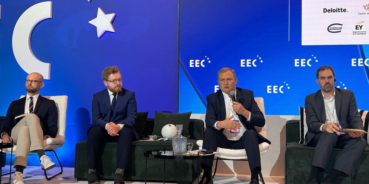 Istotne jest uznanie konieczności wszechstronnej edukacji w zakresie digitalizacji, szczególnie dla małych i średnich przedsiębiorstw. Taka edukacja ma znaczącą wartość w świetle problemów związanych z cyberbezpieczeństwem, dezinformacją i wyzwaniami wynikającymi z obecnych globalnych napięć. Jarosław Mikos