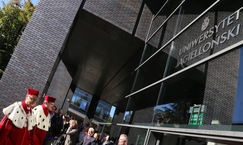Uniwersytet Jagielloński zawarł umowę z wykonawcą na budowę domu studenckiego z okazji 600. rocznicy odnowienia kampusu Uniwersytetu Jagiellońskiego na Ruczaju w Krakowie. Dom ten będzie oferował wysokiej jakości zakwaterowanie dla 200 studentów. Oczekuje się, że projekt zostanie ukończony do końca 2026 r. Akademik o wysokim standardzie. Uniwersytet Jagielloński ogłasza nową inwestycję