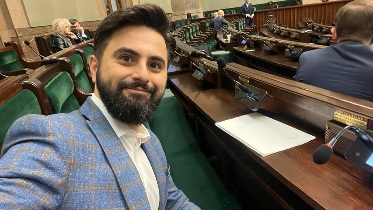 Poseł PiS Norbert Kaczmarczyk Odszedł od PiS-u i był jedynym, który głosował przeciw.