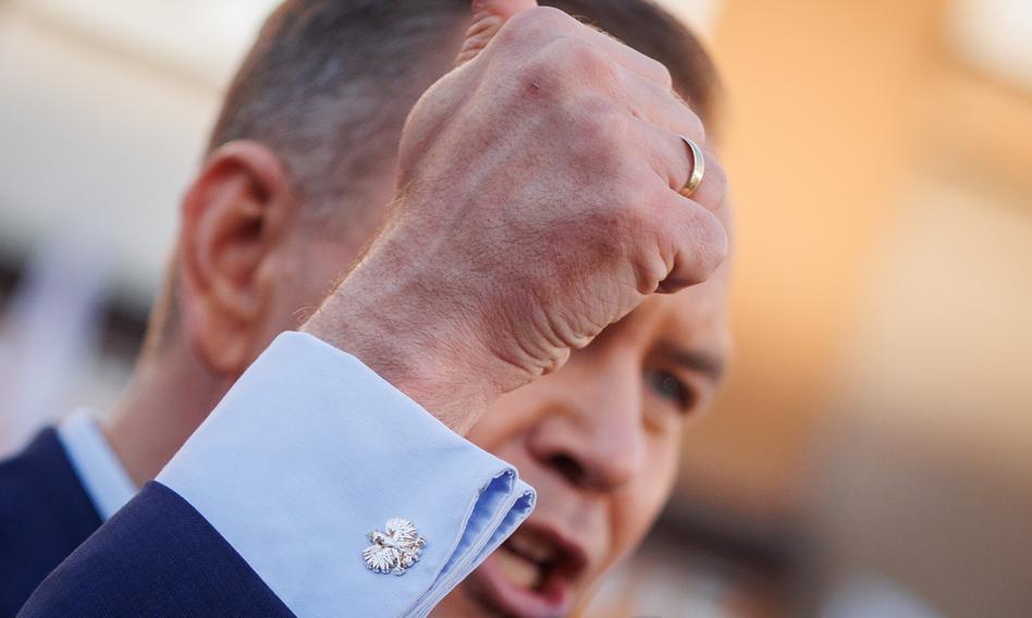 Po tym, jak Karol Nawrocki przekazał mieszkanie pana Jerzego na cele charytatywne, można by przypuszczać, że spór mieszkaniowy dobiegł końca. Jednak nie mogłoby to być dalsze od rzeczywistości. „Gazeta Wyborcza” niedawno odkryła, że Karol Nawrocki zawarł umowę pożyczki z panem Jerzym na tak wygórowane oprocentowanie, że starszy pan miałby problem ze spłatą nawet odsetek. Nowe fakty. Nawrocki miał pożyczyć panu Jerzemu pieniądze na 20% w skali roku