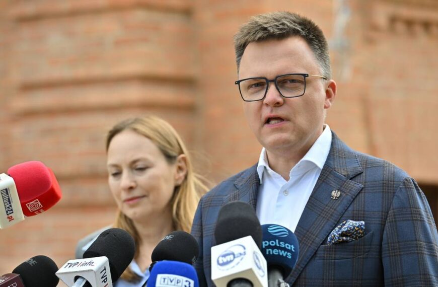 Hołownia pozywa posłów PiS. „Im bardziej toną, tym bardziej kopią”