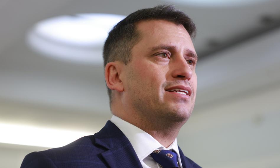 Trzecia Droga przygotowuje się do złożenia wniosku mającego na celu obniżenie składek na ubezpieczenie zdrowotne dla przedsiębiorców w niedalekiej przyszłości. Paweł Śliz, lider klubu Polska 2050-TD, poinformował PAP, że nadchodzący projekt ustawy będzie odzwierciedlał wersję wcześniej odrzuconą przez prezydenta. KO oświadczyło, że powróci do kwestii składek, prawdopodobnie po wyborach. Weto nie kończy batalii o składki na ubezpieczenie zdrowotne. Za kilka dni do Sejmu trafi nowy projekt ustawy