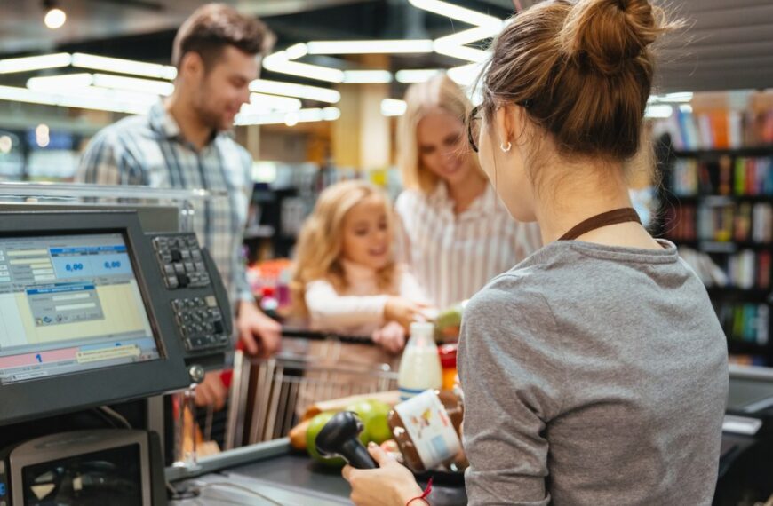 Gdzie kasjer zarabia najwięcej? Wynagrodzenia w Biedronce, Lidlu, Dino, Aldi, Kauflandzie