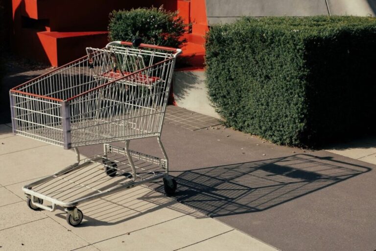 1 maja 2025 – które sklepy są otwarte w długi weekend? - INFBusiness