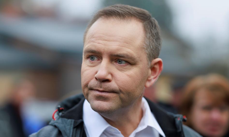 Karol Nawrocki obiecał dożywotnie wsparcie dla Jerzego Ż., jak donosił portal Interia w piątek. Według doniesień Nawrocki złożył pisemną gwarancję, że pomoże panu Jerzemu w jego utrzymaniu, a także zajmie się organizacją pogrzebu po jego śmierci. A jednak Karol Nawrocki zobowiązał się do opieki nad Jerzym Ż. Pokazano nowy dokument