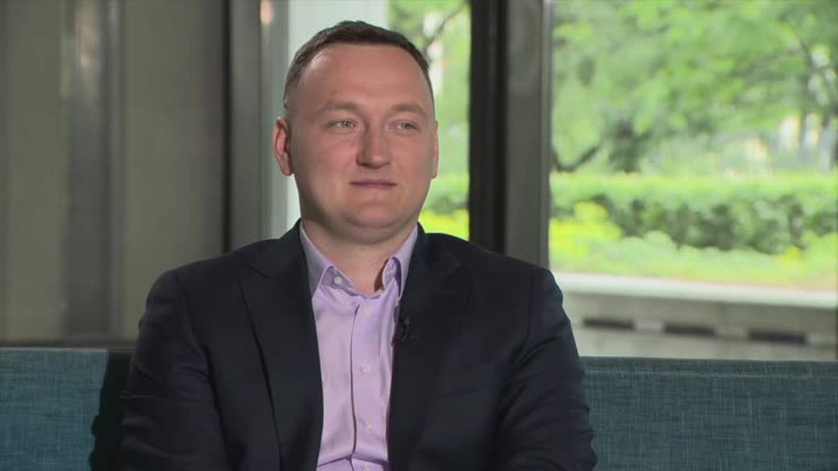 Rafał Trzaskowski i Karol Nawrocki Gadżety w studiu. Kandydaci zignorowali ustaloną zasadę - INFBusiness