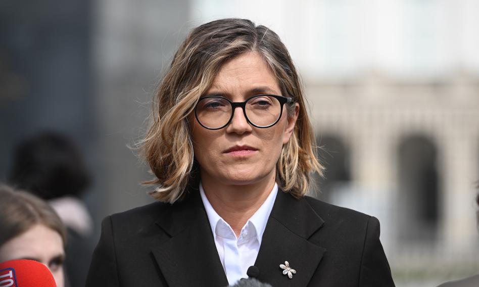 Left Club opracował propozycję ustawy „safe senior”, która pozwala gminie na zawarcie umowy z osobą starszą, w której zgadza się ona na przekazanie jej części wartości mieszkania z góry, a pozostałej części w równych ratach w ciągu 20 lat. Ponadto zawiera ona przepis zakazujący zakupu mieszkań komunalnych po obniżonej cenie od 2027 r. „Bezpieczny Senior”. Lewica przedstawiła projekt ustawy mieszkaniowej