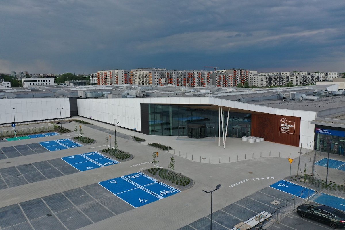 Designer Outlet Kraków – widok z góry na budynek centrum handlowego i parking.