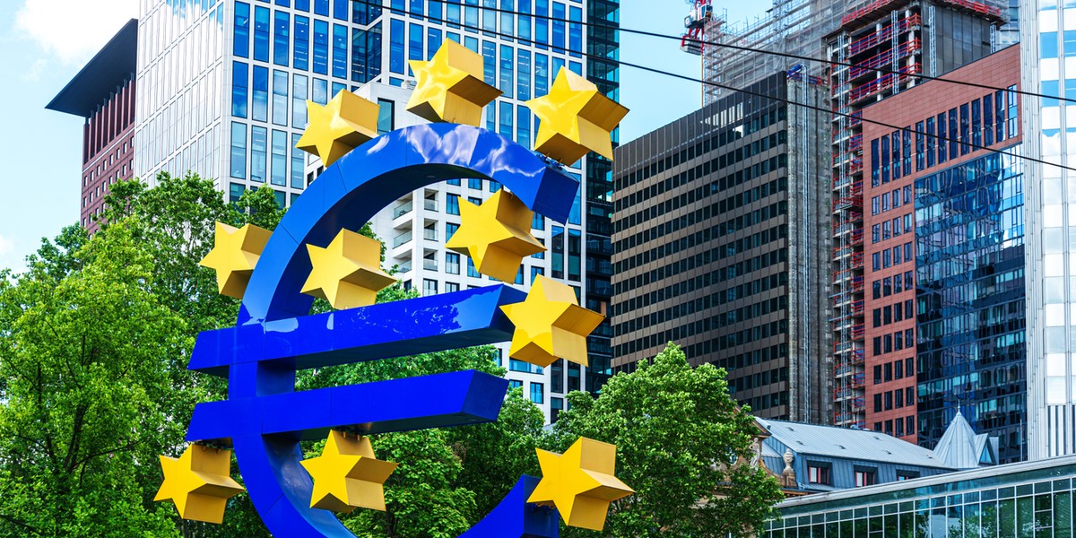 Chociaż sektor usług w strefie euro w ciągu ostatnich kilku lat wykazał znaczną poprawę, a indeksy PMI stale przekraczały 50 punktów i przewyższały wskaźniki przemysłowe, maj był pierwszym od dłuższego czasu przypadkiem, w którym sektor przemysłowy odnotował lepszy wynik (choć nadal nie osiągnął kluczowego progu 50 punktów). Według wstępnych danych wskaźnik PMI w sektorze usług w strefie euro w maju wyniósł 48,9 pkt., co po raz pierwszy w historii było niższe niż w przypadku przemysłu (49,4 pkt.).