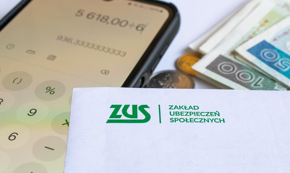 W 2026 roku przedsiębiorcy będą musieli zmierzyć się z bezprecedensowymi składkami ZUS. Prognozy wskazują, że wyniosą one 23 700,36 zł rocznie, czyli o ponad dwa tysiące złotych więcej niż w roku bieżącym. Wzrost ten przypisuje się rosnącemu oczekiwanemu wynagrodzeniu, z którym prawnie powiązane są kwoty składek. Dla niektórych przedsiębiorstw ulgę mogą przynieść wakacje składkowe. ZUS wykończy przedsiębiorców w 2026 r. Składki na ubezpieczenia społeczne mogą wzrosnąć do prawie 24 tys. zł rocznie