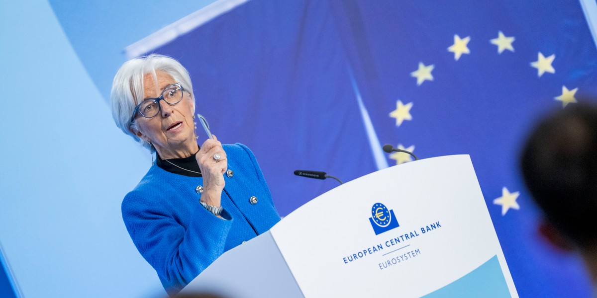 Klaas Knot, członek rady prezesów EBC, stwierdził, że Rada Prezesów Europejskiego Banku Centralnego będzie musiała poczekać na bardziej kompleksowe zrozumienie wpływu polityki handlowej USA i UE na inflację, zanim podejmie decyzję o obniżkach stóp procentowych w czerwcu. Christine Lagarde, prezes Europejskiego Banku Centralnego.