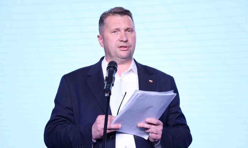 Karol Nawrocki kupił mieszkanie od Jerzego Ż.; nie ma między nimi porozumienia w sprawie przejęcia opieki - stwierdził we wtorek poseł PiS Przemysław Czarnek, odnosząc się do zarzutów pod adresem popieranego przez PiS kandydata na prezydenta. Przemysław Czarnek przedstawił testament Pana Jerzego. „Nie było porozumienia w sprawie przejęcia opieki nad mieszkaniem”