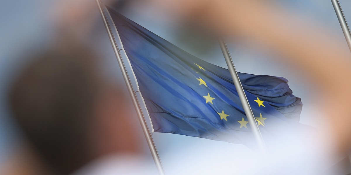 PMI dla sektora usług strefy euro nie spełnił początkowych oczekiwań, spadając do najniższego poziomu od pięciu miesięcy. Ponadto, biorąc pod uwagę dane przemysłowe, wzrost gospodarczy w strefie euro wyhamował na początku drugiego kwartału po odbiciu w pierwszym kwartale roku. Analitycy sugerują, że Francja może stanąć w obliczu trudności gospodarczych z powodu trwającej niestabilności politycznej. Początek drugiego kwartału w gospodarce europejskiej pokazał, że wyniki są słabsze w porównaniu z pierwszymi trzema miesiącami roku.