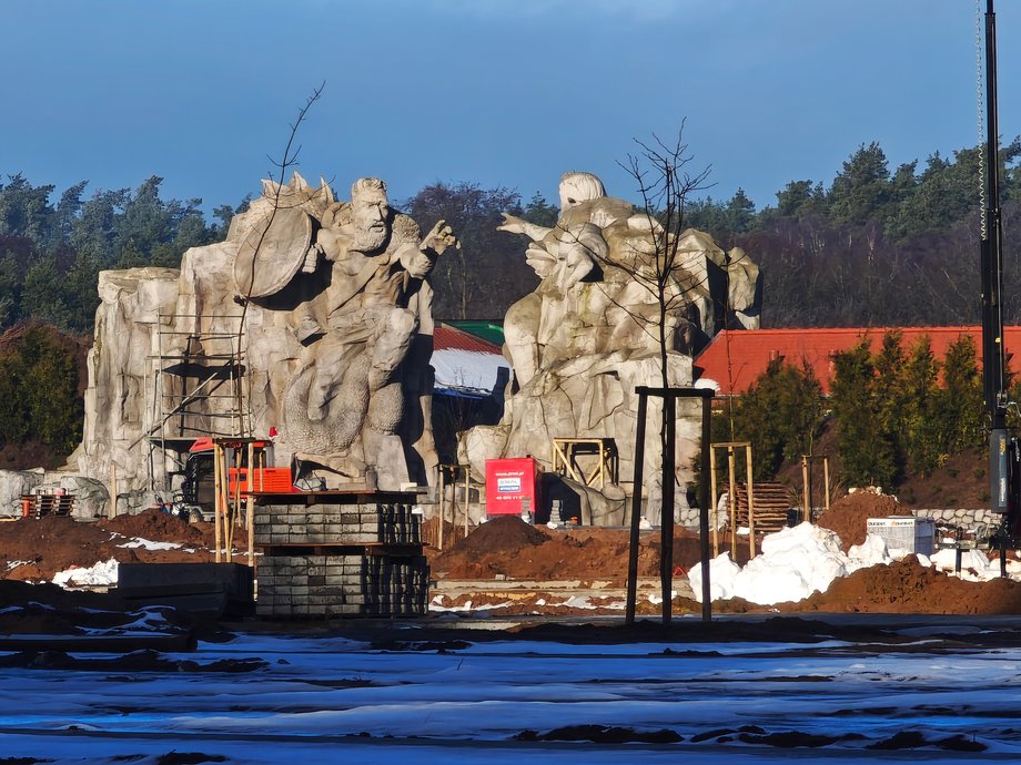 Początkowo planowano, że rozległy park rozrywki Hossoland zostanie otwarty pod koniec maja. Jednak teraz potwierdzono, że tak się nie stanie. „Z przykrością informujemy, że przewidywana data otwarcia parku rozrywki Hossoland została opóźniona” — czytamy w oficjalnym komunikacie. Brama do parku. Zdjęcie ze stycznia 2025 r.