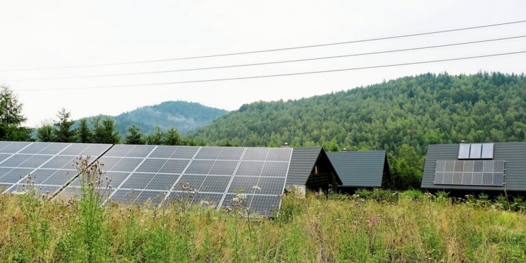 Małe instalacje energii odnawialnej: czy to klucz do coraz bardziej rozproszonej energetyki? - INFBusiness