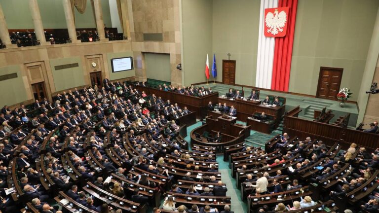 PiS i Konfederacja z większością w Sejmie. Najnowszy sondaż to sygnał ostrzegawczy dla rządu - INFBusiness
