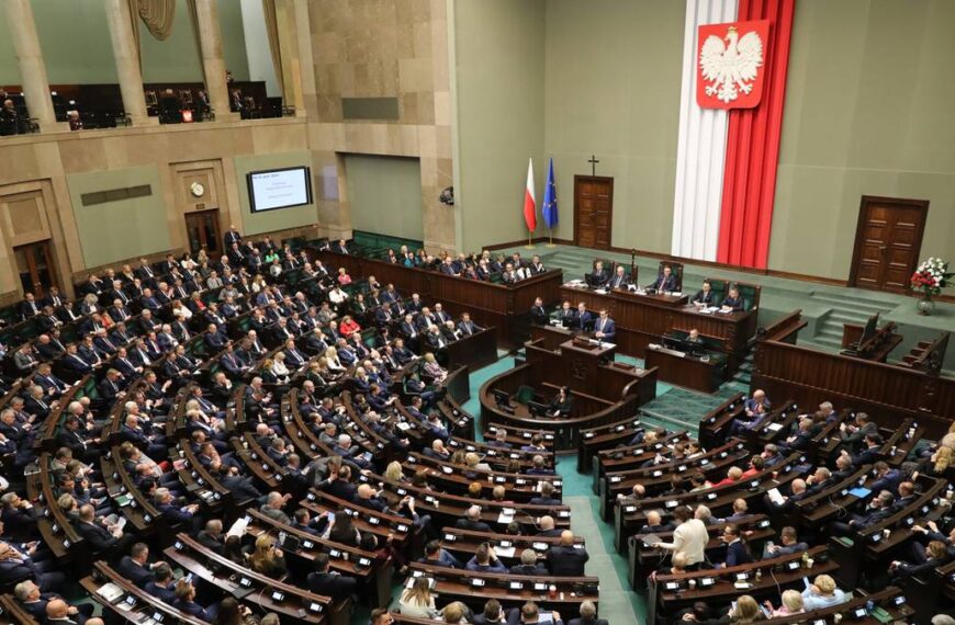 PiS i Konfederacja z większością w Sejmie. Najnowszy sondaż to sygnał ostrzegawczy…