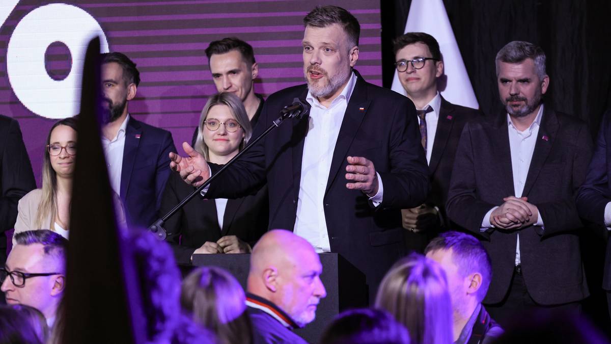 Kandydat partii Razem, Adrian Zandberg, przemawia do zwolenników w swoim sztabie wyborczym w Warszawie. Podano wyniki z konkretnej komisji. Trend jest wyraźny