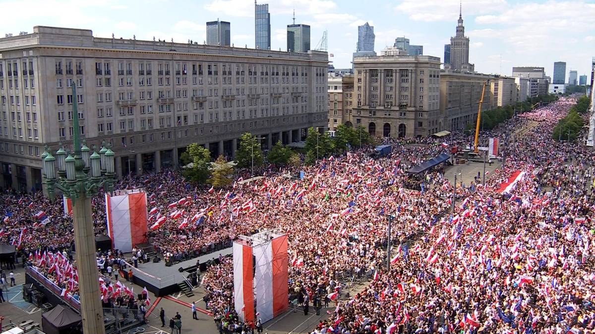 Tego samego dnia w Warszawie odbyły się dwa marsze Dwa marsze w Warszawie. Są nieoficjalne dane o frekwencji