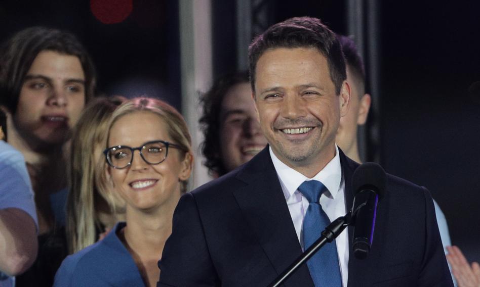 Po kolejnych doniesieniach dotyczących mieszkań Karola Nawrockiego, pojawiają się dochodzenia dotyczące majątku jego konkurenta w wyścigu prezydenckim, Rafała Trzaskowskiego. Najnowsze informacje pozyskał „Fakt”. Rafał Trzaskowski złożył nowe oświadczenie majątkowe, wskazujące na wzrost wartości majątku prezydenta Warszawy.