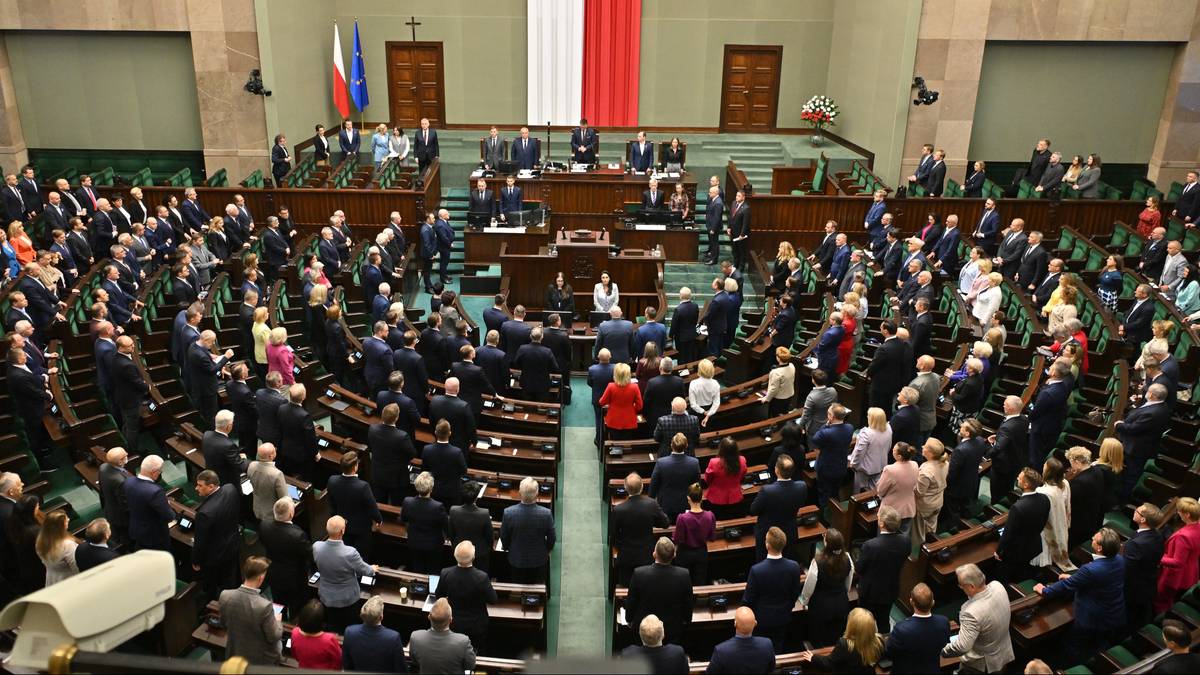 Najnowsze sondaże ujawniają zaskakujące wyniki. Odzwierciedlają one Sejm, który Polacy wybraliby Zamach stanu w najnowszym sondażu. Taki Sejm wybraliby Polacy