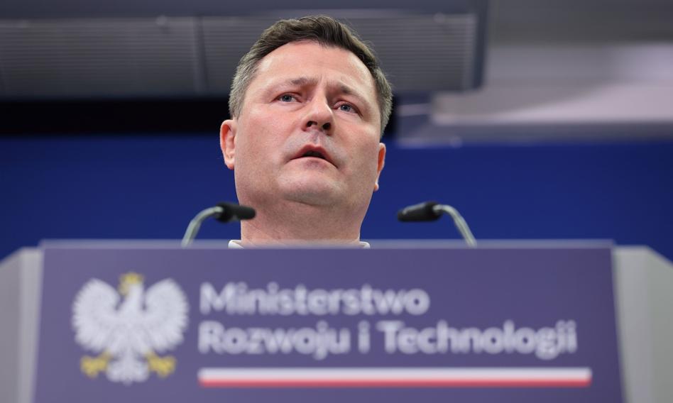Proponowane przepisy ustawy Polska 2050 dotyczące gwarancji w umowach deweloperskich mogą być rozpatrywane przez rząd, ocenił minister rozwoju i technologii Krzysztof Paszyk w wywiadzie dla PAP w środę. Podkreślił, że każda inicjatywa mająca na celu ochronę interesów klientów jest istotna. Paszyk: Proponowane przepisy dotyczące gwarancji w umowach deweloperskich mogą być przedmiotem prac rządu