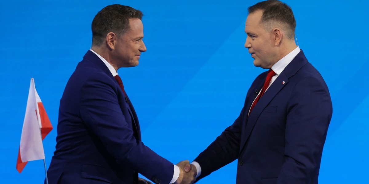 „Możliwe opóźnienia w dystrybucji funduszy UE mogą niekorzystnie wpłynąć na wzrost gospodarczy i kurs wymiany złotego” – twierdzą ekonomiści z Credit Agricole. To samo dotyczy blokowania niezbędnych przepisów dotyczących transformacji energetycznej. Analitycy podkreślają, że wynik wyborów prezydenckich również raczej nie ułatwi konsolidacji fiskalnej. Rafał Trzaskowski i Karol Nawrocki podczas debaty 23 maja 2025 r.