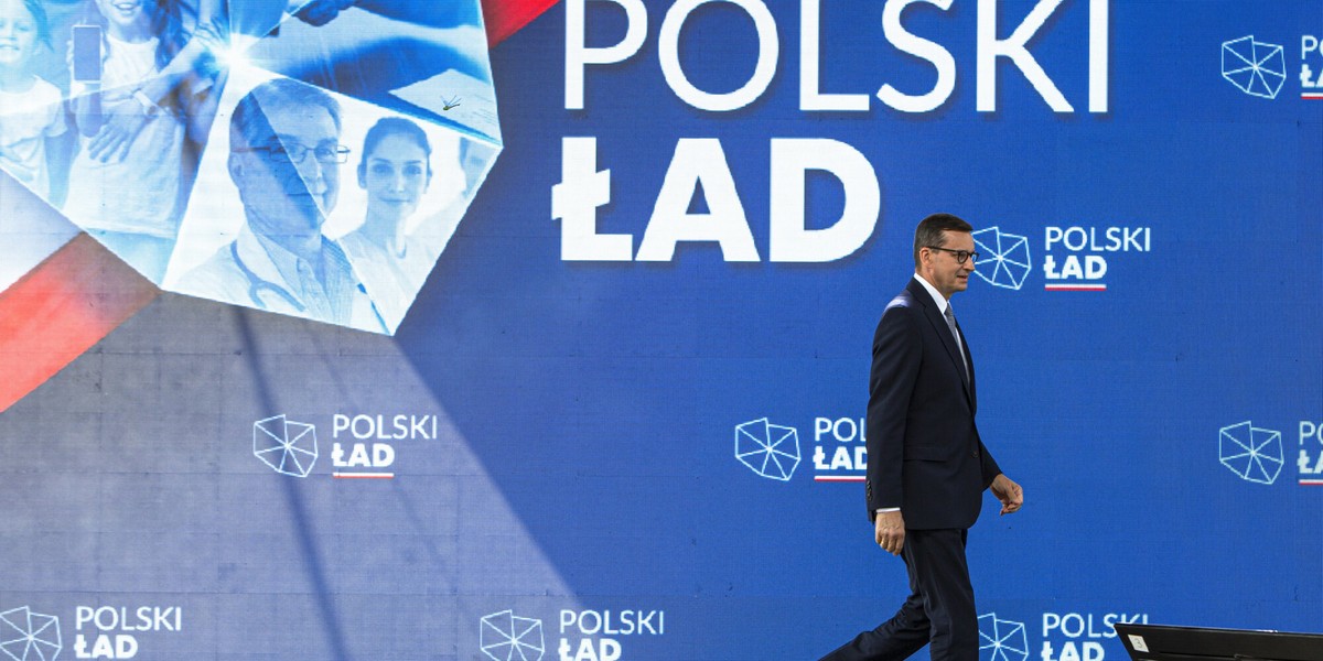 Miało to być „coś więcej niż tylko plan”. Transformacja w podatkach i całej polskiej gospodarce. Ówczesny premier Mateusz Morawiecki nazwał to przewrotem kopernikańskim. - To program dla Polski na najbliższe lata - stwierdził jego zastępca Jacek Sasin. Żaden z nich nie zdawał sobie wówczas sprawy, że ta inicjatywa ostatecznie doprowadzi do utraty władzy przez PiS. Minęły cztery lata od formalnego wprowadzenia Polish Deal, który później stał się synonimem znacznego zamieszania. Niemniej jednak wiele jego elementów nadal obowiązuje. Polish Deal ma już cztery lata