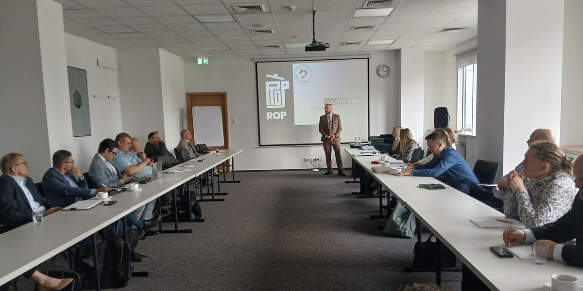 24 kwietnia w Warszawie zwołano konferencję z udziałem delegatów z 20 organizacji zajmujących się odzyskiem opakowań oraz kilku izb handlowych. Celem tego spotkania była ocena rządowej propozycji polskiego rozszerzonego systemu odpowiedzialności producenta, którą obecni uznali za błędną. Dlaczego organizacje odzysku opakowań odgrywają ważną rolę w Polsce?! - INFBusiness