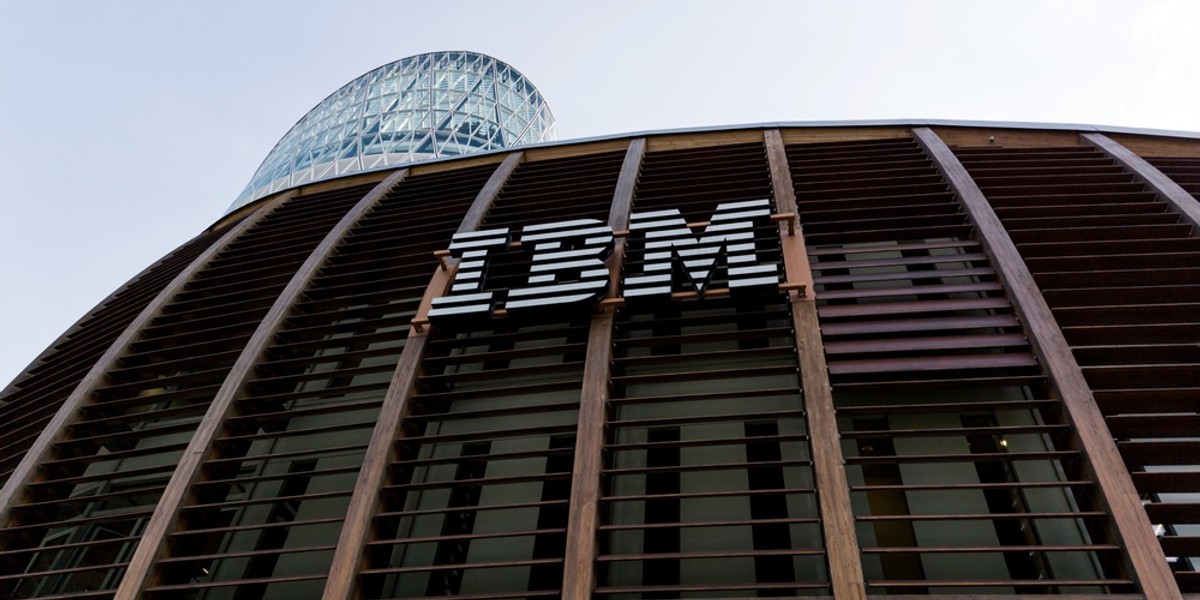 Zaangażowanie IBM w wysokości ponad 30 miliardów dolarów obejmie badania i rozwój technologii obliczeń kwantowych. Ta kwota stanowi jedynie ułamek znacznie większego budżetu, jaki ta znana firma technologiczna zadeklarowała na nadchodzące lata. Zdjęcie ilustracyjne