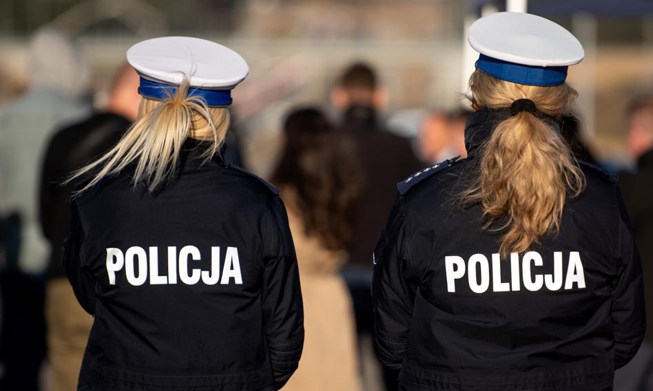 Pracownicy agencji podległych Ministerstwu Spraw Wewnętrznych i Administracji będą uprawnieni do zwolnień podatkowych w wysokości od 900 do 1800 zł miesięcznie, zgodnie z projektem nowelizacji tzw. ustawy mieszkaniowej, który został udostępniony w rządowym programie prac. Ponadto funkcjonariusze otrzymają zwrot kosztów podróży poniesionych w trakcie dojazdów do pracy. Do 1,8 tys. zł za wynajem mieszkania i do 220 zł za dojazdy do pracy dla funkcjonariuszy. Jest projekt
