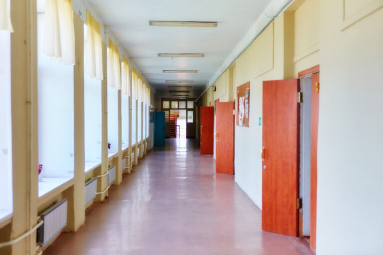 Młodzi ludzie testują wcześniej „promile”, a ich pierwszy kontakt zaczyna się od piwa. Fundacja chce zakazać reklamy alkoholu. - INFBusiness