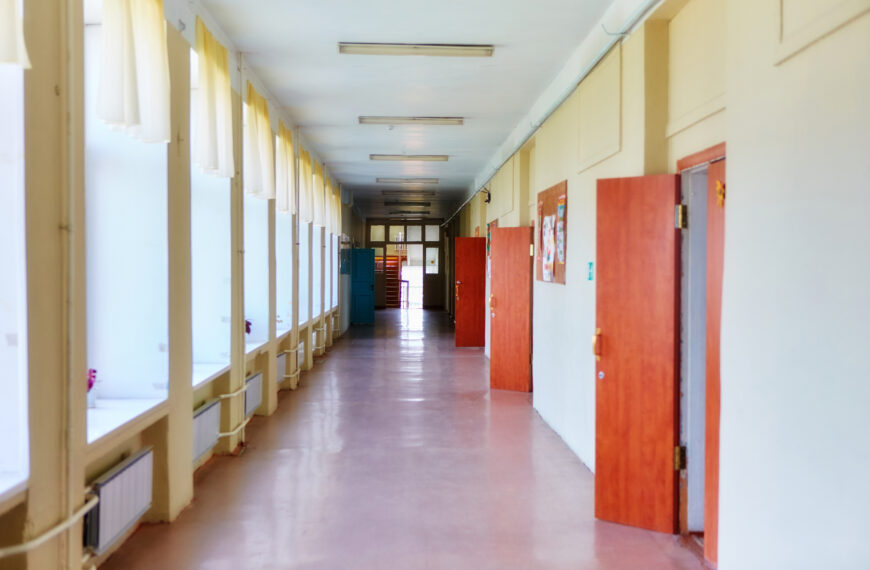 Młodzi ludzie testują wcześniej „promile”, a ich pierwszy kontakt zaczyna się od…