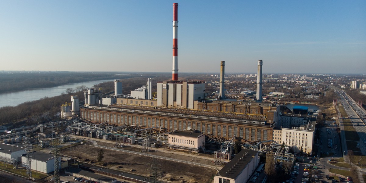 Czy stolica powinna opracować scentralizowany system wykorzystujący ciepło odpadowe, czy też może zbudować odrębne źródła ogrzewania dla poszczególnych obiektów? Czy też mądrzej jest utrzymać obecny status quo? Warszawa zmaga się z krytycznymi pytaniami dotyczącymi przyszłości swojego składu energii cieplnej. Trwająca konieczność poprawy jakości powietrza, w połączeniu z nadrzędnym celem UE, jakim jest osiągnięcie neutralności klimatycznej do połowy stulecia, skłania do tego kontemplacyjnego procesu. Elektrociepłownie Żerań i Siekierki zaspokajają 82 proc. zapotrzebowania Warszawy na energię cieplną