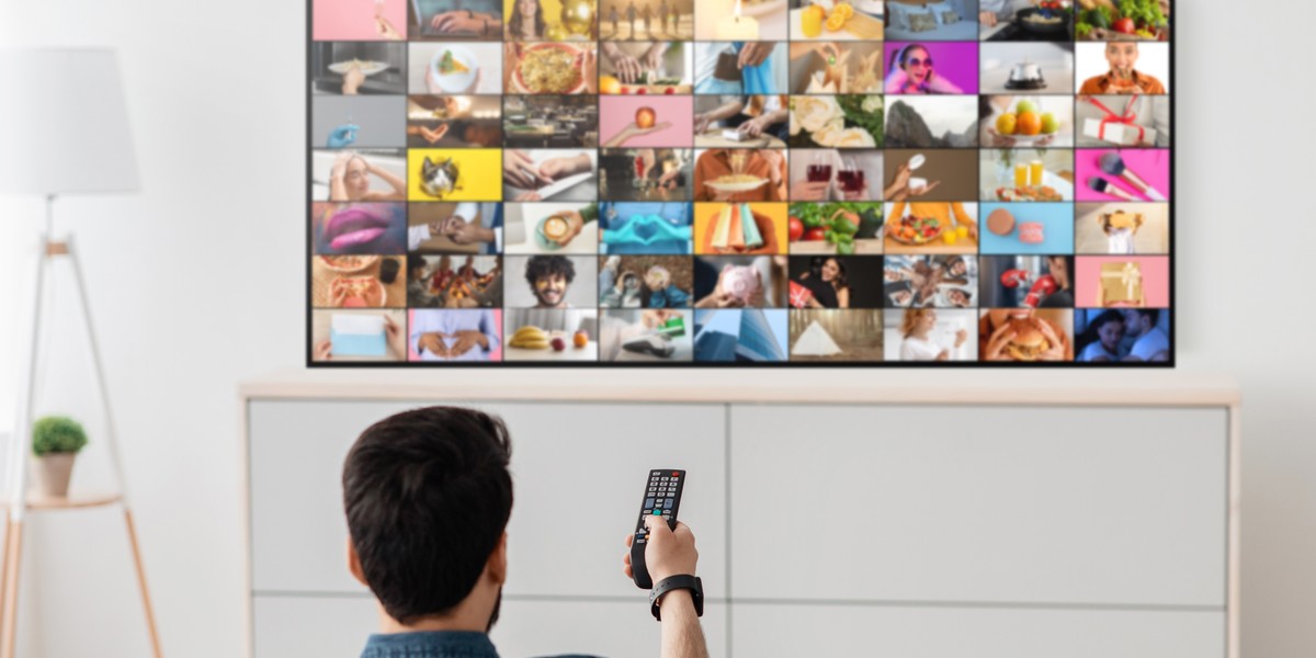 Sektor reklamy wideo, obejmujący zarówno telewizję, jak i wideo online, odnotował wzrost o 4,3% w pierwszym kwartale tego roku w porównaniu do analogicznego okresu w 2024 roku. Jego wartość osiągnęła prawie 1,56 mld zł, jak podano w raporcie Publicis Groupe Polska. Podkreśla to solidny wzrost reklamy wideo w Internecie, szczególnie w ramach platform streamingowych. Coraz więcej czasu spędzamy na oglądaniu treści wideo w serwisach streamingowych