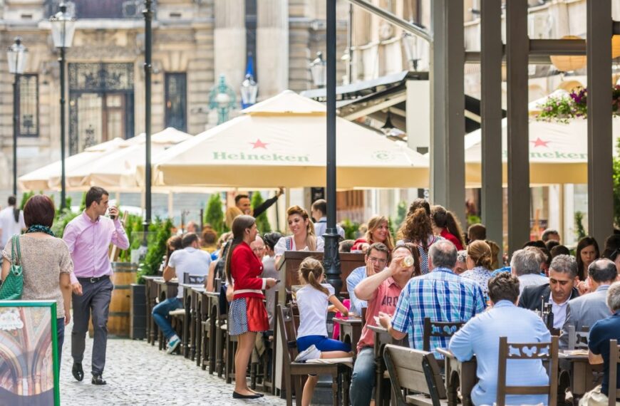 Szuka pracownika restauracji. Narzeka na młodsze pokolenie