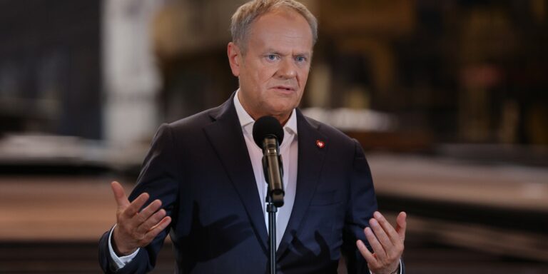 Donald Tusk chce ratować polskie huty. „Kupimy to, czego potrzebuje polska armia” - INFBusiness