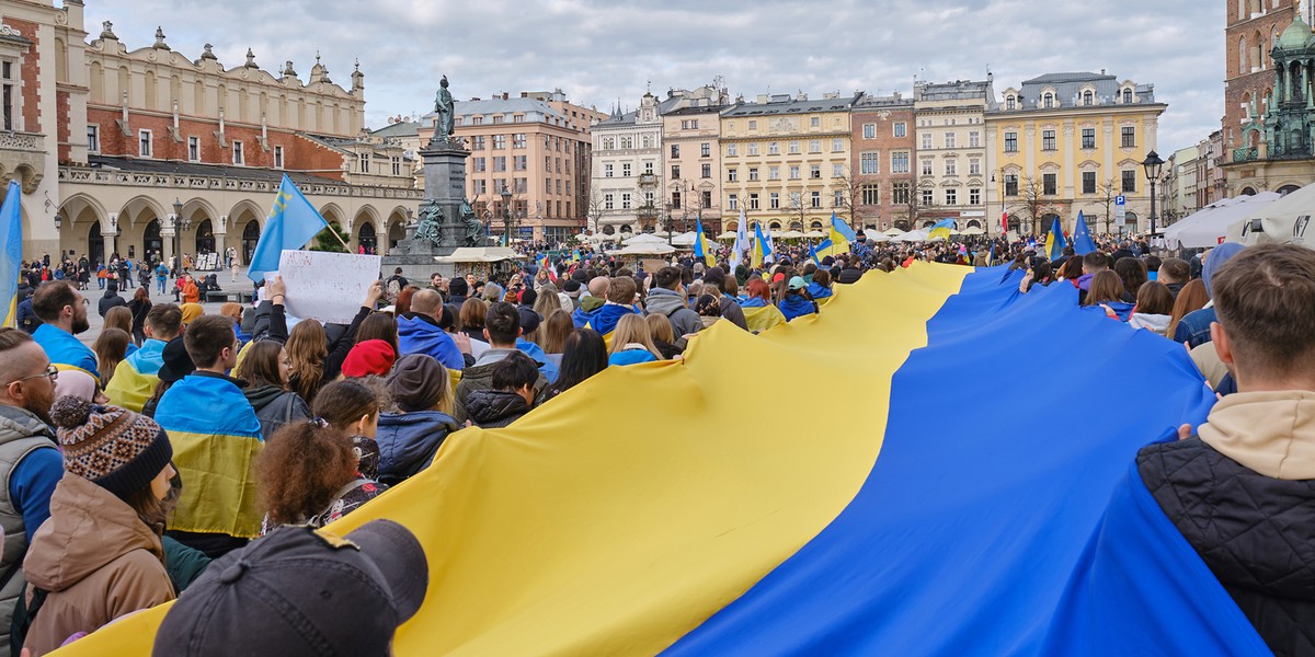 Analitycy z Gremi Personal przewidują, że po zakończeniu konfliktu na Ukrainie z Polski może wyjechać nawet 500 000 ukraińskich pracowników. Ekonomiści z PIE sugerują, że nawet 20% firm może odczuć skutki utraty zagranicznych pracowników. Większość firm uważa, że mogą rozwiązać ten problem, zwiększając obciążenie pracą pozostałego personelu. Oczekuje się również, że exodus tak dużej liczby osób z kraju wpłynie na płace, inflację i koszty mieszkaniowe. Szacuje się, że po zakończeniu wojny Polskę może opuścić pół miliona ukraińskich robotników.