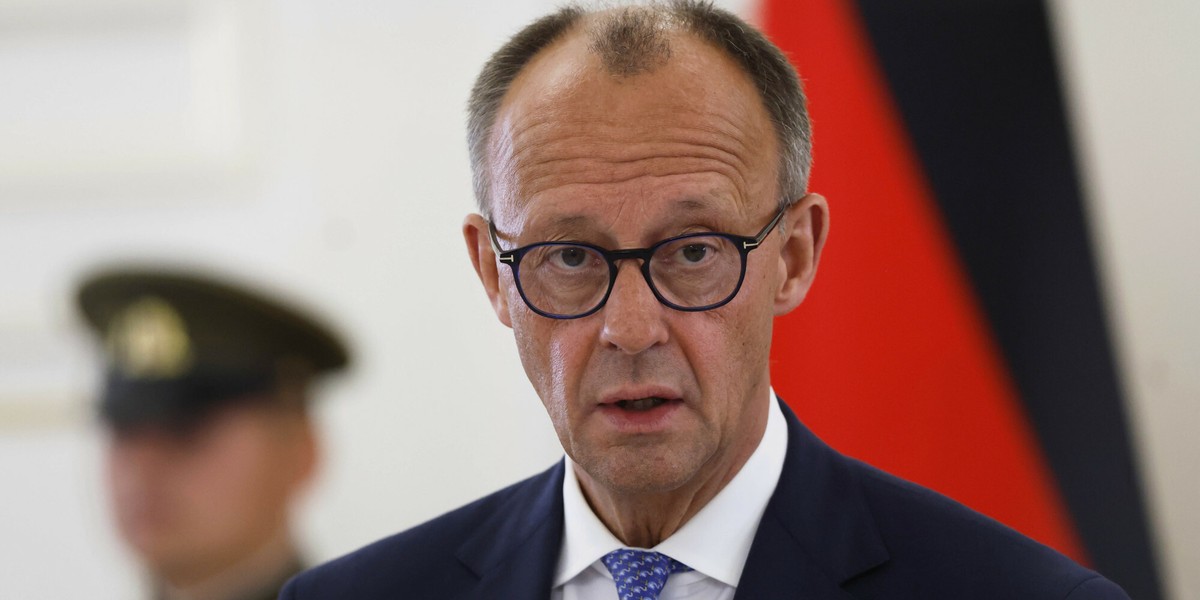 Przywódca niemieckiego rządu „aktywnie popiera” inicjatywy UE mające na celu zatrzymanie reaktywacji Nord Stream, o czym donosi Financial Times. Zakaz budowy gazociągu mógłby potencjalnie zostać włączony do nadchodzących pakietów sankcji wymierzonych w Rosję. Kanclerz Niemiec Friedrich Merz