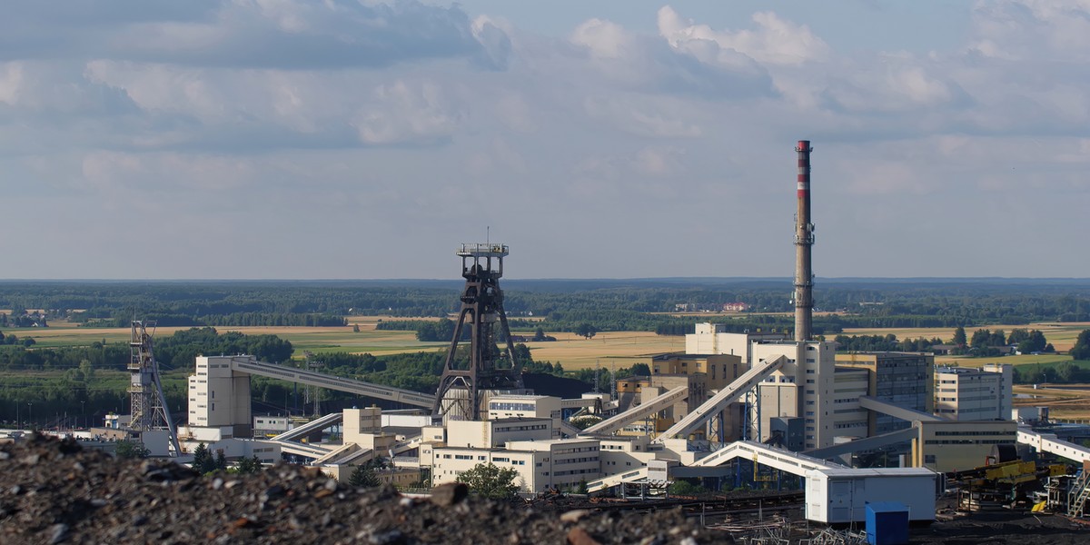 Krajobraz ewoluuje, przynosząc nowe perspektywy dla wydobycia i użytkowania węgla. Lubelski Węgiel „Bogdanka” dostrzega tę zmianę i, rewidując swoją strategię, bezpośrednio włącza idee takie jak „zrównoważony przemysł”, „transformacja energetyczna” i „cele ESG”. Jako wiodący producent węgla kamiennego w Polsce, firma dąży do utrzymania swojej pozycji rynkowej, w pełni świadoma, że potrzebuje nowych dróg wzrostu, aby to osiągnąć. Obecnie ponad 80 proc. węgla kamiennego wydobywanego w Bogdance trafia do klientów w ramach grupy Enea, jej większościowego udziałowca. Spadek popytu wymusza eksplorację nowych rynków.