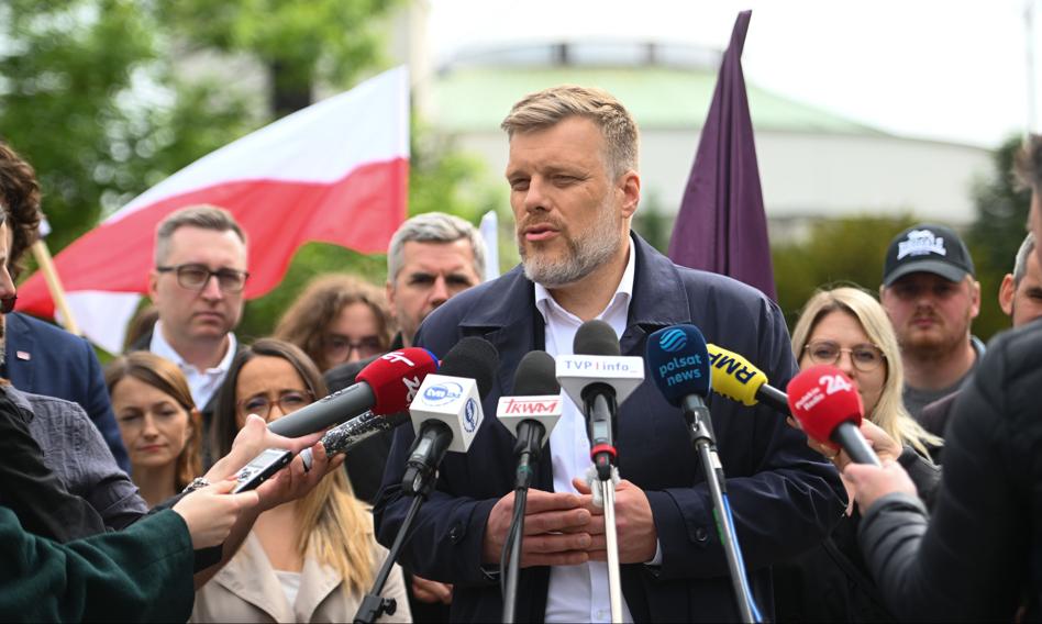 Adrian Zandberg oświadczył w piątek, że nie poprze ani nie przekaże głosów zwolenników partii Razem żadnemu kandydatowi na prezydenta, zdobywając 4,86 proc. w pierwszej turze wyborów. Podkreślił, że wyborcy mają własne przekonania i zasady, a w nadchodzącej drugiej turze sami dokonają wyboru w głosowaniu - dodał. Zandberg do Trzaskowskiego: Ustawa mieszkaniowa może przekonać moich wyborców