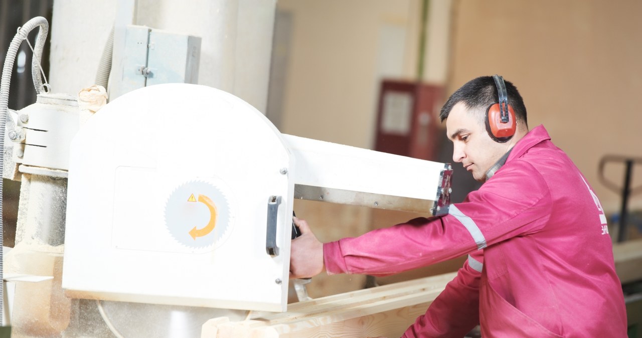 Rekrutacja ogólnopolska. Firmy poszukujące specjalistów, oferujące do 12 000 zł Companies seek carpenters. They offer even several thousand złoty monthly /123RF/PICSEL
