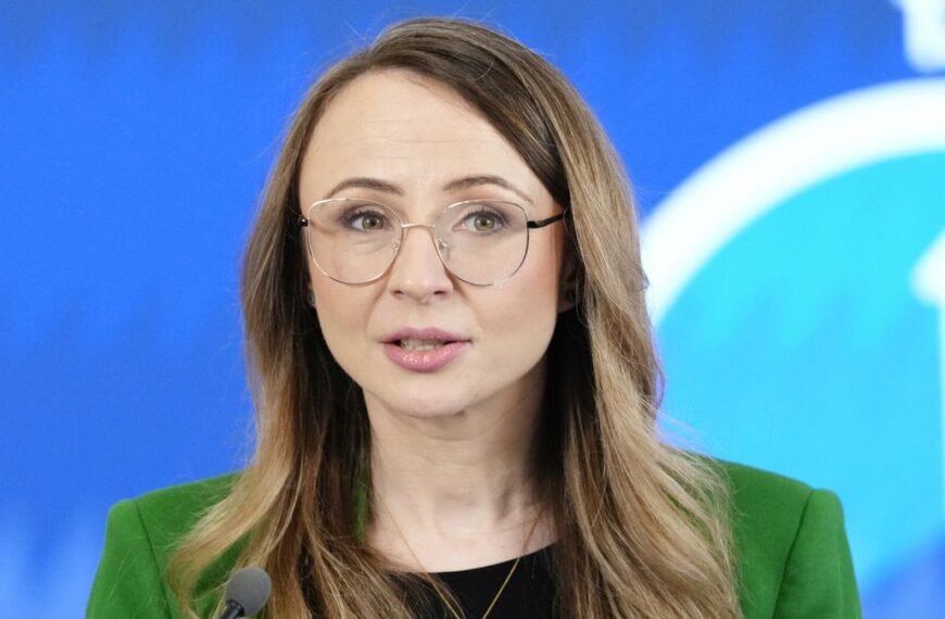 Rząd chce skrócić godziny pracy. Czy zamkną sklepy i biura? Minister wyjaśnia