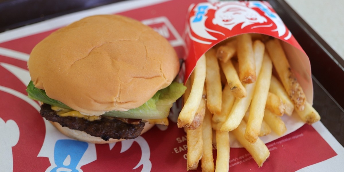 Sieć fast foodów Wendy's szykuje się do wejścia na polski rynek. Czy ta amerykańska marka burgerów rzuci wyzwanie McDonald's i KFC? Rekrutacja do zespołu odpowiedzialnego za tę inicjatywę już trwa. Jedzenie w American Wendy's