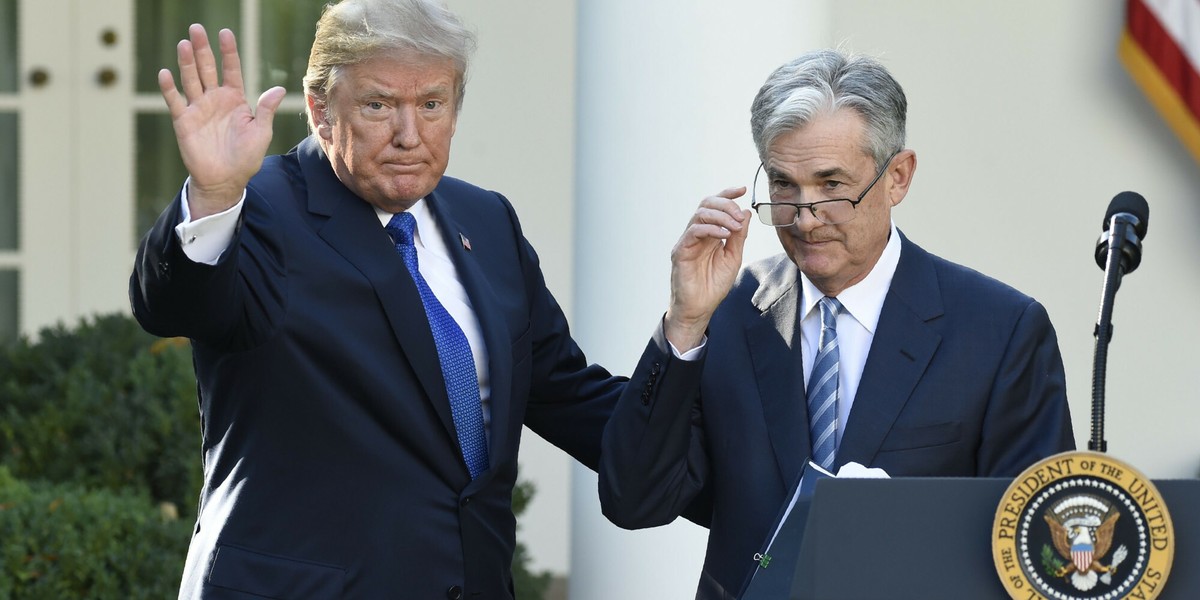 Prezydent USA Donald Trump i prezes Rezerwy Federalnej Jerome Powell