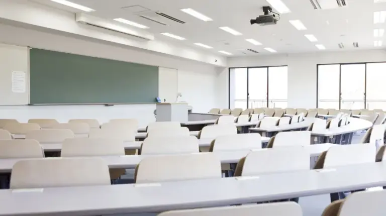 Uczelnie same ustalają zasady bezpieczeństwa obowiązujące na ich terenie. - INFBusiness